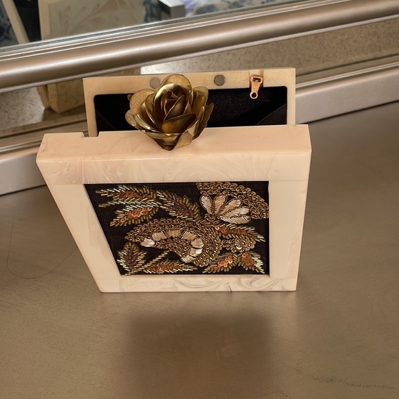 Clutches - Picture 6 of 8